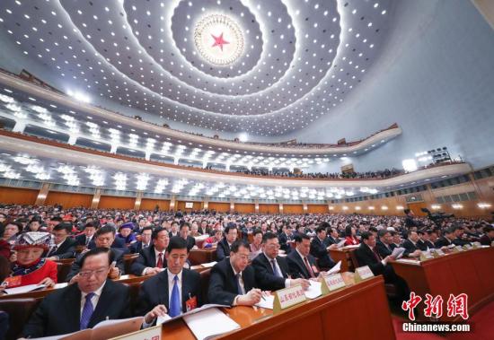 资料图：3月5日，十三届全国人大二次会议在北京人民大会堂开幕。中新社记者 刘震 摄