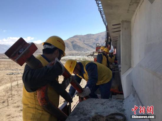 近日，“西藏民主改革60周年”中央媒体采访团分别来到西藏昌都及山南。中共昌都市委书记阿布介绍，川藏铁路昌都境内的控制性工程将于今年6月开工建设。图为山南拉林铁路施工现场。中新社发 钟欣 摄