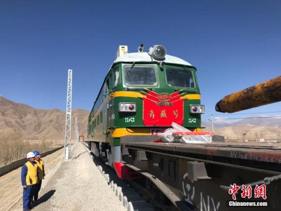 近日，“西藏民主改革60周年”中央媒体采访团分别来到西藏昌都及山南。中共昌都市委书记阿布介绍，川藏铁路昌都境内的控制性工程将于今年6月开工建设。图为山南拉林铁路施工现场。中新社发 钟欣 摄
