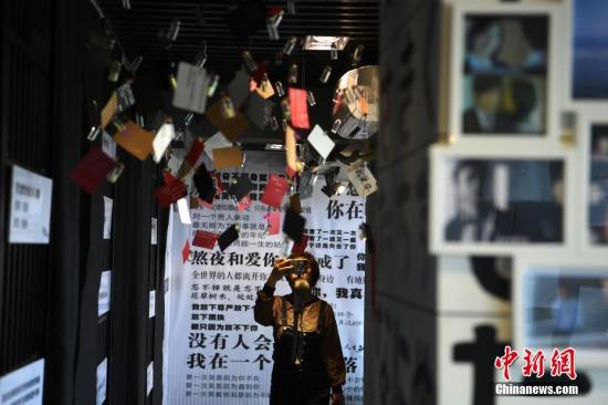 重庆杨家坪“失恋博物馆”吸引市民参观。陈超 摄