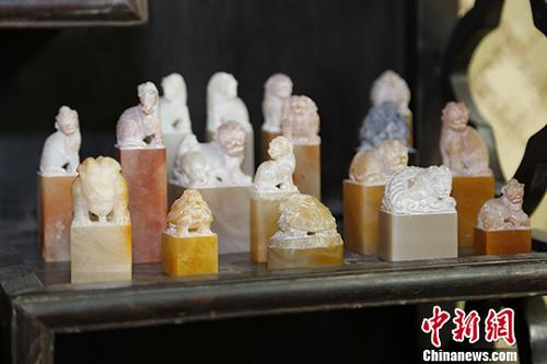廖德良位于台北西门町的工作室展示了不少他雕刻的初胚，供学生们参考练习。中新社记者 毕永光 摄