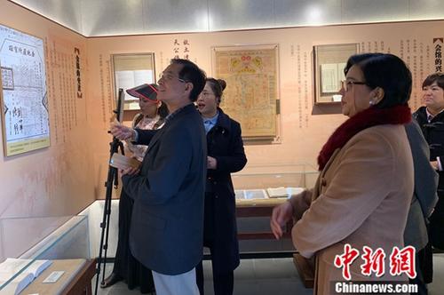 4月1日，台北市新闻记者公会参访团来到北京台湾会馆参观。图为参访团在会馆内聆听讲解。中新社记者 李晗雪 摄