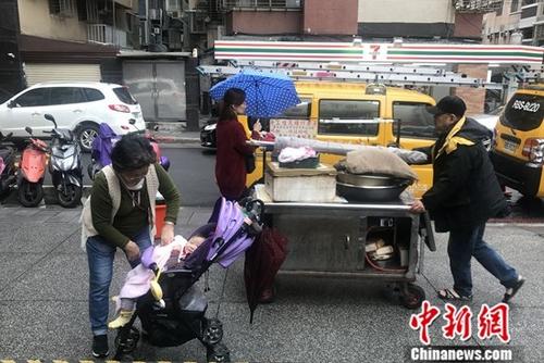 4月1日，台北街头。台湾地区的儿童节将近，低生育率、少子化的话题再度浮上台面。中新社记者 路梅 摄