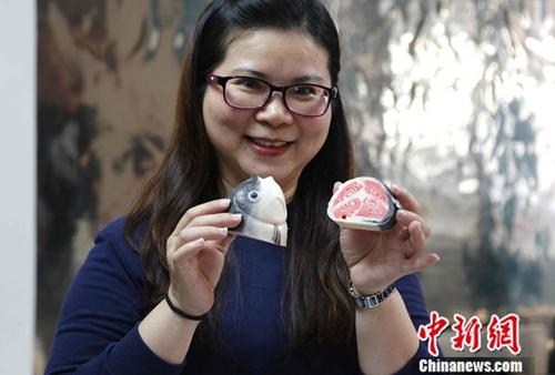 3月28日，涂梅玉展示她的“鲭鱼”发酵面点。中新社记者 毕永光 摄