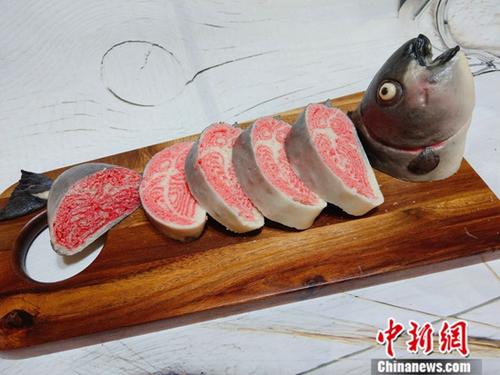 3月28日，涂梅玉制作“鲭鱼”仿真发酵面点。中新社记者 毕永光 摄