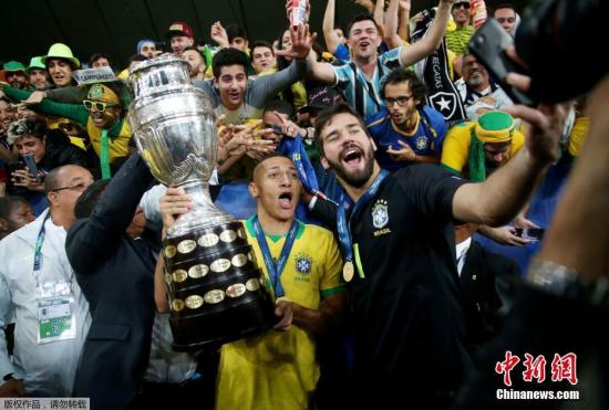 巴西队球员庆祝美洲杯夺冠。