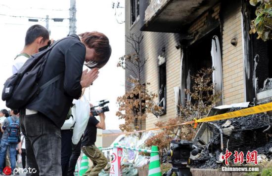 当地时间2019年7月21日，日本知名动画制作公司“京都动画”的工作室发生火灾后民众现场悼念。 图片来源：ICphoto
