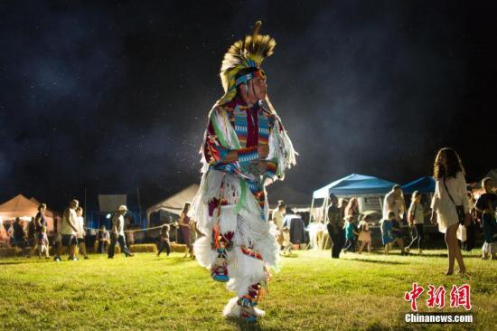 当地时间7月26日，印第安人仲夏歌舞庆典在纽约市皇后区农场博物馆举行，来自美国不同地域的印第安人以歌舞和服饰与纽约民众分享印第安文明。中新社记者 廖攀 摄