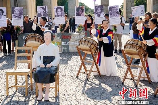 资料图：2019年8月14日，在德的韩国和日本民间团体于第七个世界“慰安妇”纪念日之际在柏林勃兰登堡门前举行集会。 中新社记者 彭大伟 摄