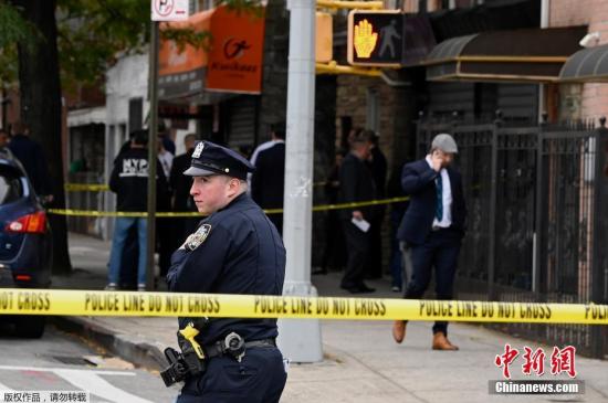 当地时间10月12日，美国纽约，布鲁克林发生枪击事件，造成4人死亡，另有3人受伤。据报道，纽约警察局一名发言人说，12日上午7点前，警方接到了有关发生枪击事件的电话后赶赴现场，在现场发现有4名男子死亡，另外还有一名女子和2名男子受轻伤。