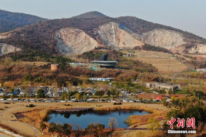 资料图：废弃矿山复绿，航拍南京汤山矿坑公园“华丽转身”。 泱波 摄
