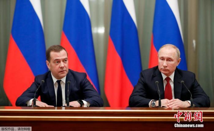 当地时间1月15日，俄罗斯总统和总理梅德韦杰夫会见政府成员。