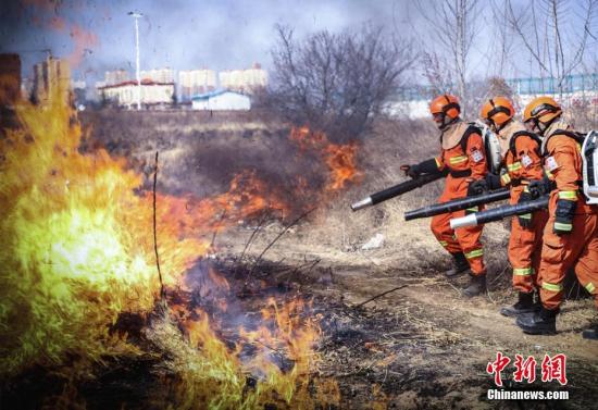 资料图：甘肃省森林消防总队平凉支队开展灭火实战演练。张广魁 摄