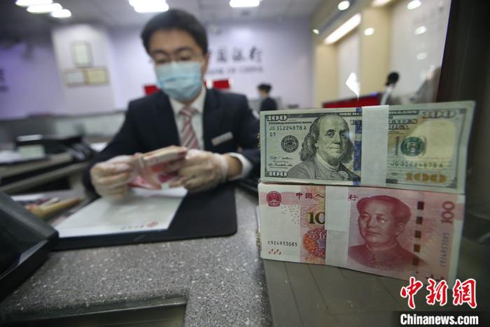 资料图：银行工作人员在清点货币。中新社记者 张云 摄