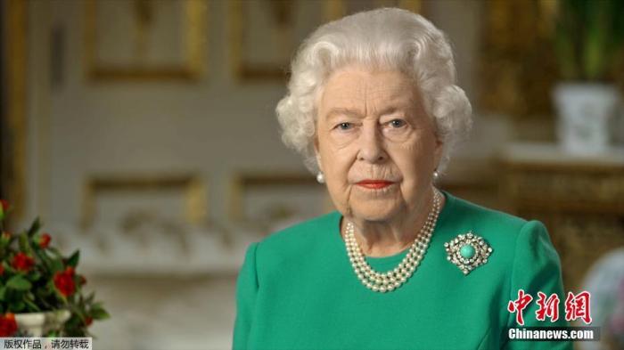 当地时间4月5日，英国女王伊丽莎白向全英国民众发表电视讲话，鼓励民众“团结、坚定”，在抗击新冠病毒疫情斗争中“取得成功”。