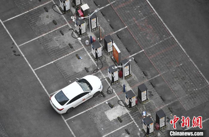 资料图：重庆大渡口一停车场内，车辆正在充电桩处进行充电。<a target='_blank' href='/'>中新社</a>记者 陈超 摄