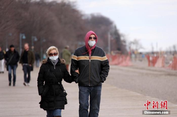当地时间4月11日，复活节假期，加拿大多伦多市民佩戴口罩在湖滨公园散步踏青。当日，多伦多所在的安大略省第二度宣布延长紧急状态，以应对新冠肺炎疫情。
<a target='_blank' rel=
