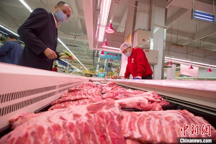 资料图：消费者正在选购猪肉。
中新社记者 张云 摄
