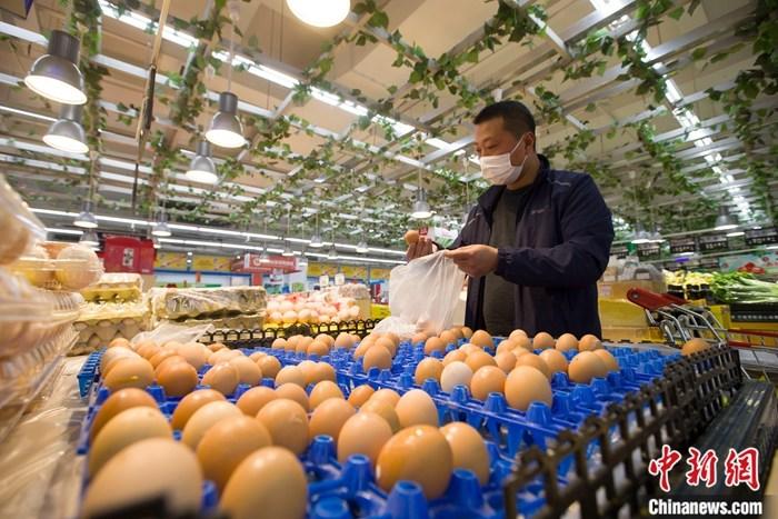 资料图：山西省太原市一超市，消费者正在选购鸡蛋。中新社记者 张云 摄