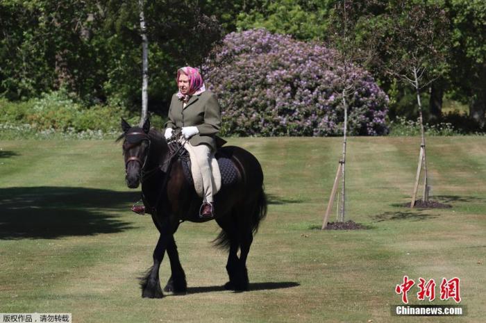 资料图：英国王室发布英国女王伊丽莎白二世周末在行宫温莎城堡户外骑马的照片。
