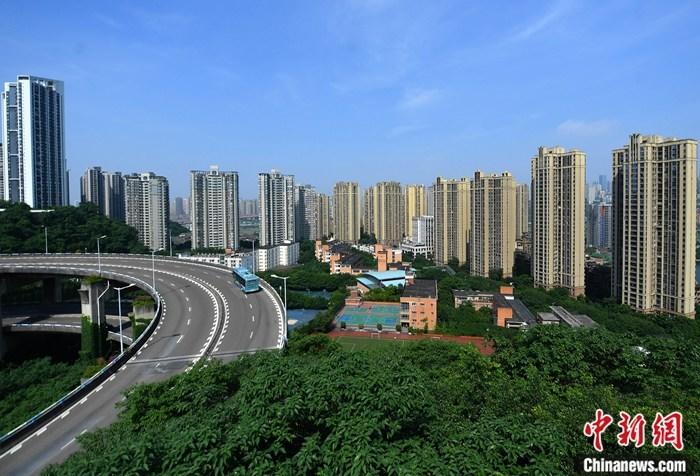 资料图：重庆主城区内的商品住宅高楼。
中新社记者 陈超 摄