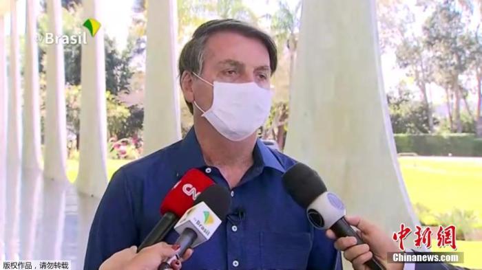 当地时间7月7日，巴西总统博索纳罗在当地多家媒体节目中表示，自己新冠病毒检测呈阳性。据美国全国广播公司报道，博索纳罗6日曾向媒体表示自己出现了包括发烧在内的新冠肺炎症状，并已进行病毒检测。