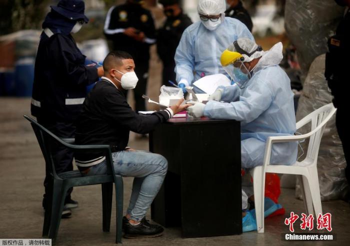 资料图：秘鲁警方对一家违反防疫规定经营的夜店采取行动，夜店人员接受核酸检测。