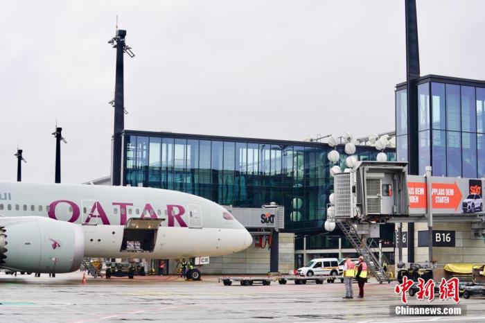 图为在柏林新机场的卡塔尔航空波音787梦幻客机。