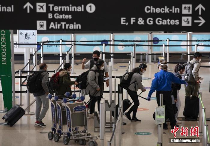 当地时间11月26日，旅客在美国加州旧金山国际机场。美国疾病控制与预防中心敦促美国人在感恩节期间不要旅行，但仍有数百万人在假期出行。流行病学家和公共卫生官员警告说，感恩节将加剧美国本已很严重的疫情。 中新社记者 刘关关 摄