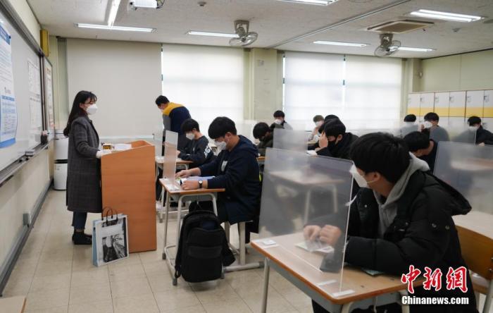 12月3日，延迟近一个月的韩国高考举行。据韩国教育部消息，今年考生约49.34万人，创历史最低纪录。图为在首尔某考点内，考桌上设有隔板。<a target='_blank'  data-cke-saved-href='/' href='/'>中新社</a>发 首尔市教育厅 供图