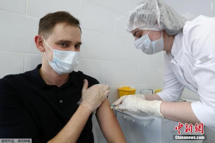 资料图：俄罗斯莫斯科，一名男子接种新冠疫苗。