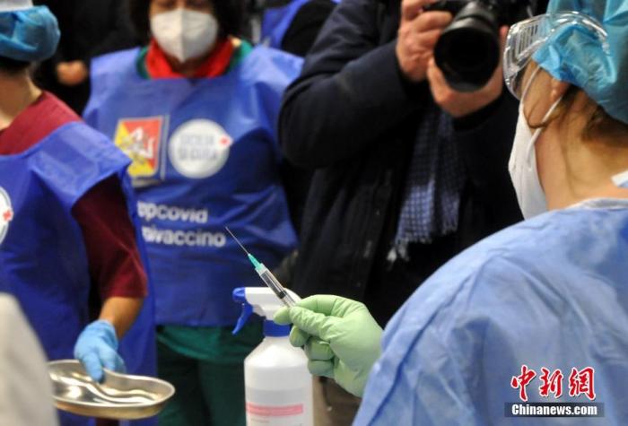 意大利巴勒莫，人们在医院有序接种预防新冠的疫苗。图片来源：ICphoto