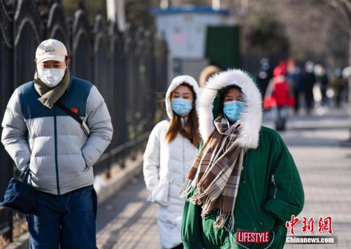 资料图：市民身着各式保暖装备出行。中新社记者 侯宇 摄