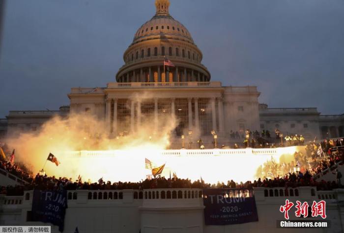 当地时间1月6日，美国国会大厦前火光四起。