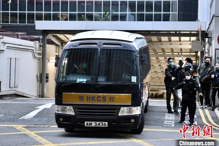 图为1月8日傍晚,香港惩教署车辆押送3名被告人离开区域法院