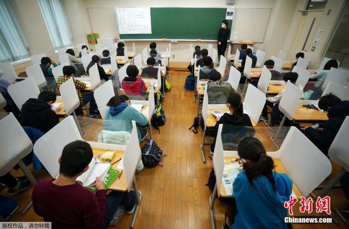 资料图：日本琦玉县，当地一所私立中学入学考试，考场教室因疫情设置隔板，保持社交距离。