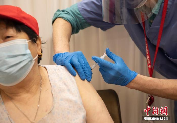 资料图：美国旧金山东华医院的医护人员为附近华裔社区居民接种新冠疫苗。