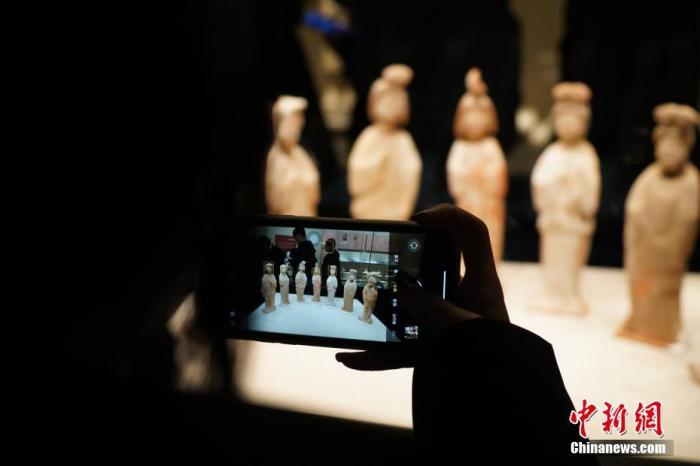 资料图：河南博物院展出的唐俑吸引游客。
中新社记者 阚力 摄