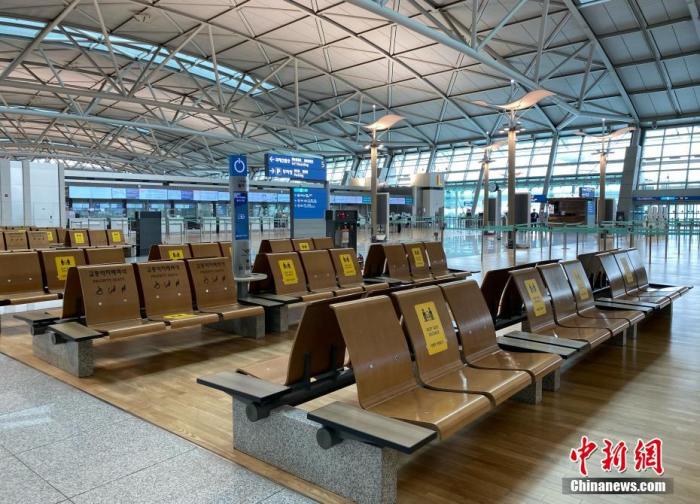 当地时间3月4日，韩国仁川机场内保持社交距离的提示。