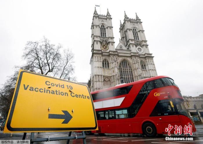 资料图：当地时间3月10日，英国伦敦威斯敏斯特大教堂的疫苗接种中心外，放置着指示牌。