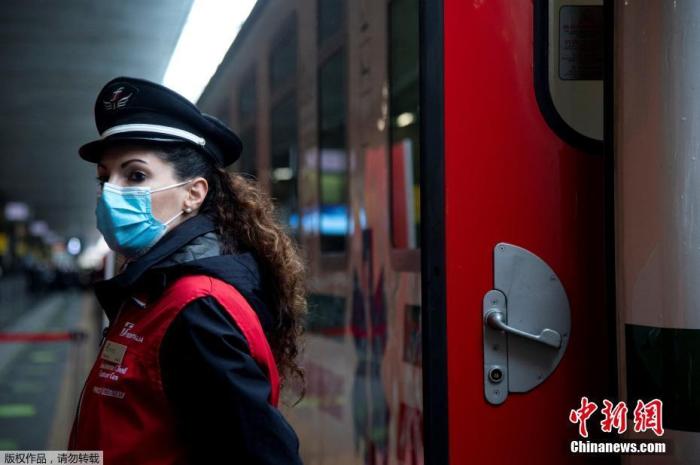 近日，意大利罗马，为应对持续激增的新冠肺炎患者，意大利特别开通一辆铁路医疗专列，用于在医院人满为患时转运全国各地的新冠患者。