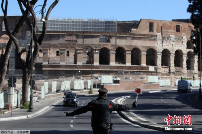 资料图：意大利罗马，警察在疫情防控最高等级的红色区域检查过往车辆。
