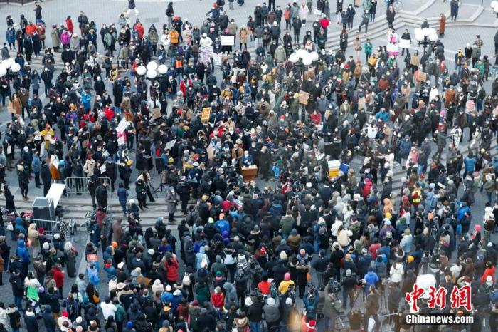 当地时间2021年3月19日，美国纽约民众在曼哈顿联合广场集会，反对歧视亚洲族裔。美国近期不断发生针对亚洲族裔的歧视与仇恨犯罪事件。
中新社
记者 廖攀 摄