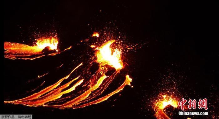 冰岛一火山休眠6000年后喷发 红色光芒照亮夜空(图)