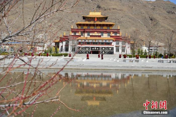 西藏宗教学府迎开学 僧尼话象牙塔内多彩生活