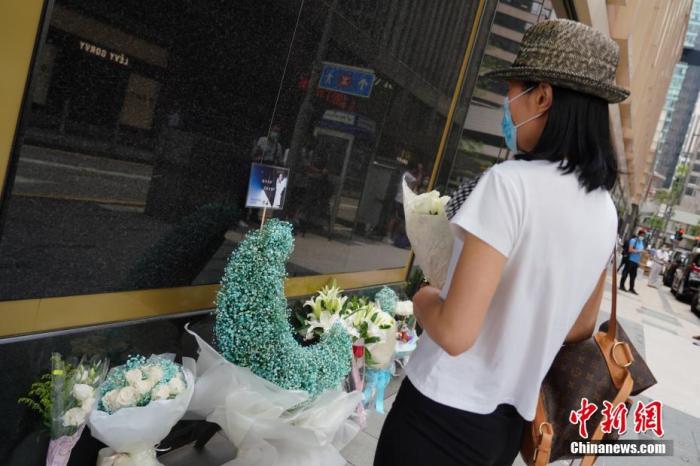 2021年4月1日，歌迷和影迷来到香港文华东方酒店外献上鲜花，摆上遗像，悼念张国荣。
中新社记者 张炜 摄