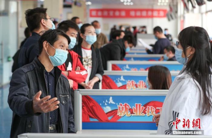 4月2日，北京市顺义区人力资源市场内，求职者(左)向用工企业咨询。当日，共有24家用工企业进行现场招聘。今年1月12日以来，因北京市疫情防控形势需要，现场招聘会暂停举办。北京市人力资源和社会保障局日前发布消息，在做好疫情防控的前提下，自4月1日起，将有序恢复举办线下现场招聘会。
中新社记者 贾天勇 摄