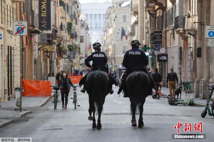 资料图：意大利罗马，警察骑马在科尔索大街巡逻。