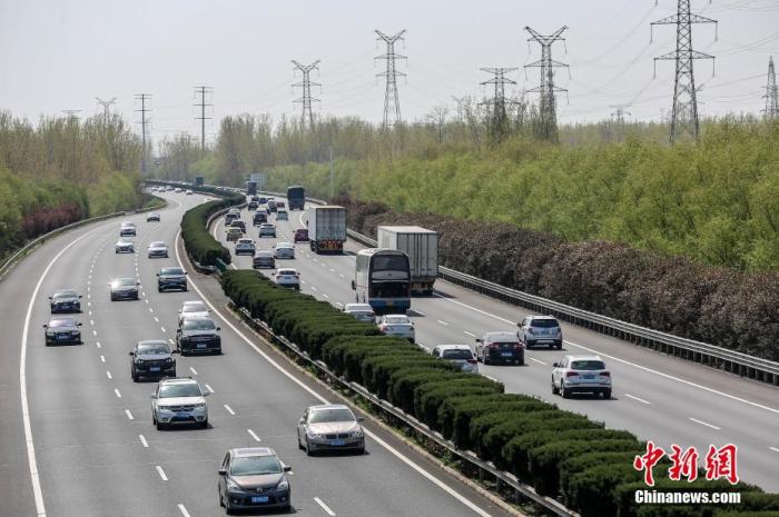 资料图：江苏淮安，位于该市境内的长深高速路段上，过往车辆川流不息。 图片来源：视觉中国