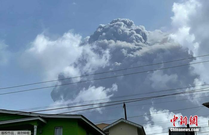 当地时间4月9日，位于加勒比海岛国圣文森特和格林纳丁斯的拉·苏弗里耶尔火山连续三次爆发，喷出的火山灰柱高达15千米。喷发出的烟尘延伸超6公里。